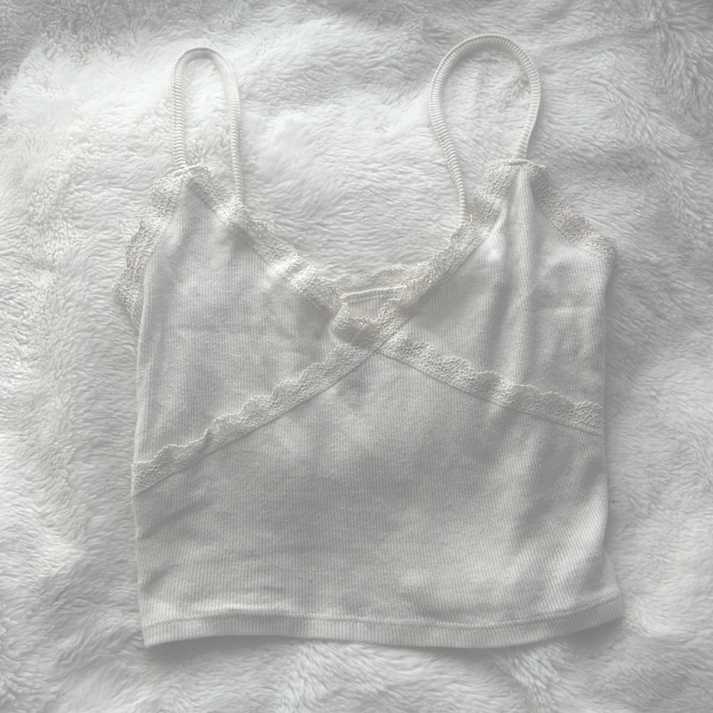 White dainty crop top🌸